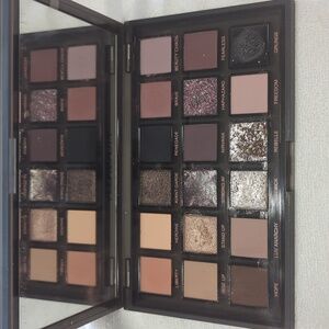 Huda beauty pretty grunge palette